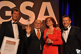 v.li.n.re.: Michael Rossié (GSA Vizepräsident), Rüdiger Nehberg, Gaby S. Graupner (GSA Präsidentin), Markus Hofmann